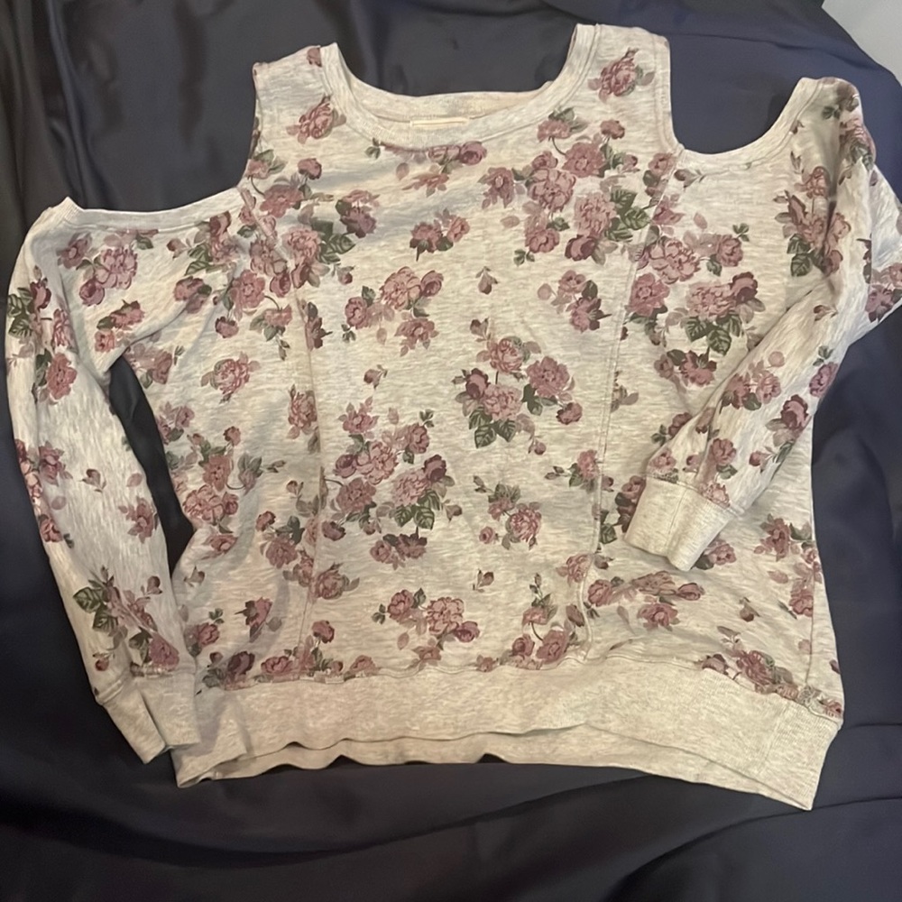 NO COMMENT PLUS - NY LA - Open shoulder gray floral print sweatshirt